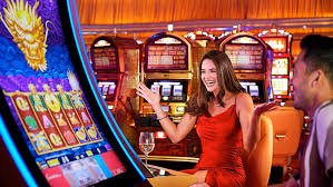 Studio Monopoly Live nagaslot77 dengan host profesional dan roda pemain besar